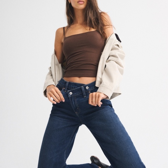 A&F High Rise 90’s Relaxed Crossover Waistband Jeans - Picture 6 of 7